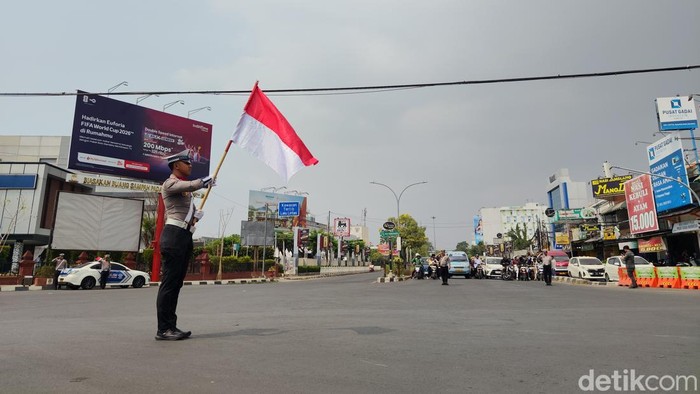 Peringatan detik-detik Proklamasi HUT ke-81 RI di simpang empat Gunung Sari, Kota Cirebon