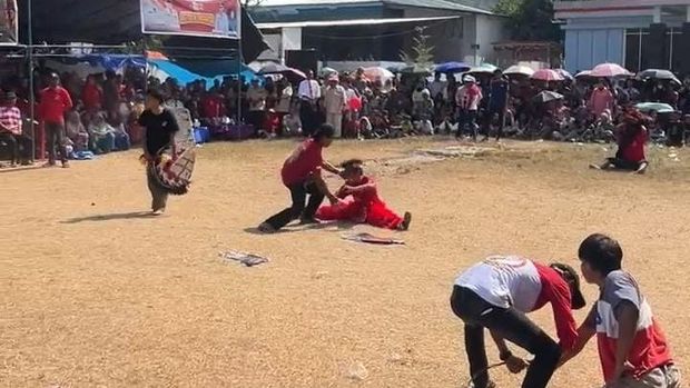 Pertunjukan kesenian Kuda Lumping di momen HUT ke-81 RI di Kota Palopo. Ahmad Al Qadri/detiksulsel Pertunjukan kesenian Kuda Lumping di momen HUT ke-81 RI di Kota Palopo. Ahmad Al Qadri/detiksulsel