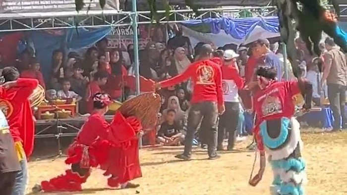 Pertunjukan kesenian Kuda Lumping di momen HUT ke-81 RI di Kota Palopo. Ahmad Al Qadri/detiksulsel
