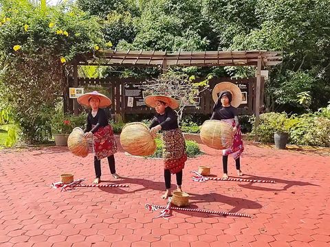 Pertunjukan Tari Jepen Behuma Manangguk dari siswa SDN 006 Balikpapan Utara.. (dok FLS2N 2023) Pertunjukan Tari Jepen Behuma Manangguk dari siswa SDN 006 Balikpapan Utara.. (dok FLS2N 2023)