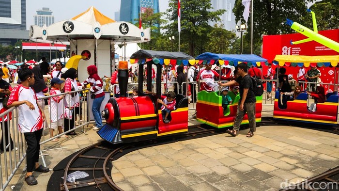 Kawasan Monumen Nasional (Monas), Jakarta, dipadati warga yang memanfaatkan momentum HUT ke-81 Kemerdekaan Republik Indonesia dengan berkumpul bersama keluarga, Senin (17/8/2026).

Masyarakat datang sejak pagi untuk menikmati berbagai kegiatan dalam rangkaian pesta rakyat. Suasana perayaan kemerdekaan terasa dari banyaknya warga yang memenuhi kawasan Monas, baik untuk menikmati hiburan maupun menghabiskan waktu bersama