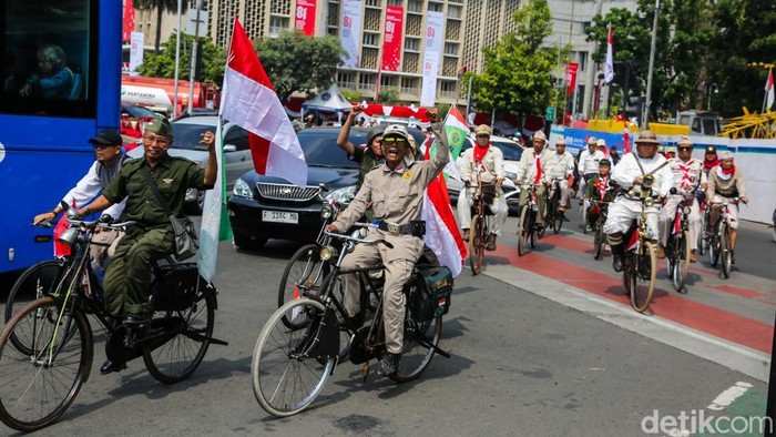 Kawasan Monumen Nasional (Monas), Jakarta, dipadati warga yang memanfaatkan momentum HUT ke-81 Kemerdekaan Republik Indonesia dengan berkumpul bersama keluarga, Senin (17/8/2026).