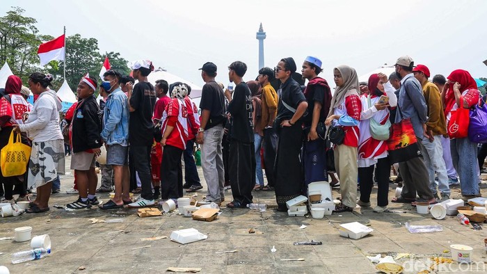 Kawasan Monumen Nasional (Monas), Jakarta, dipadati warga yang memanfaatkan momentum HUT ke-81 Kemerdekaan Republik Indonesia dengan berkumpul bersama keluarga, Senin (17/8/2026).

Masyarakat datang sejak pagi untuk menikmati berbagai kegiatan dalam rangkaian pesta rakyat. Suasana perayaan kemerdekaan terasa dari banyaknya warga yang memenuhi kawasan Monas, baik untuk menikmati hiburan maupun menghabiskan waktu bersama