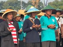 Saat Petani-Tukang Becak Turut Upacara HUT ke-81 RI di Omah Sawah Kediri