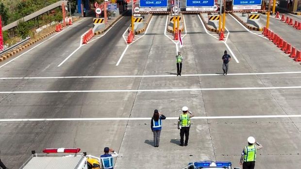 Petugas PJR Jatim 3 Polda Jatim bagi-bagi bendera usai upacara di tol. Petugas PJR Jatim 3 Polda Jatim bagi-bagi bendera usai upacara di tol.