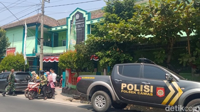 Petugas Polresta Klaten dan Dinas Kesehatan mengecek SDIT Sinar Fajar Cawas, Sabtu (15/8/2026).