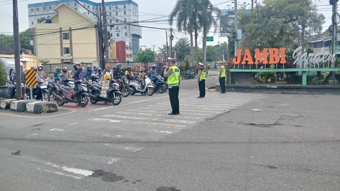Polantas di Jambi memimpin pemberhentian sejenak pengendara saat Detik-detik Proklamasi Kemerdekaan