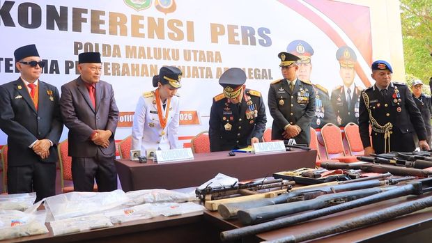 Polda Maluku Utara menerima penyerahan senjata api (senpi) ilegal yang diserahkan secara sukarela dari masyarakat di wilayah Kabupaten Halmahera Utara (dok. istimewa).