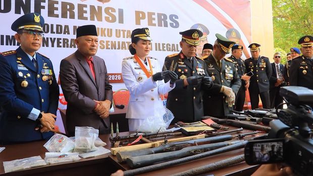 Polda Maluku Utara menerima penyerahan senjata api (senpi) ilegal yang diserahkan secara sukarela dari masyarakat di wilayah Kabupaten Halmahera Utara (dok. istimewa).