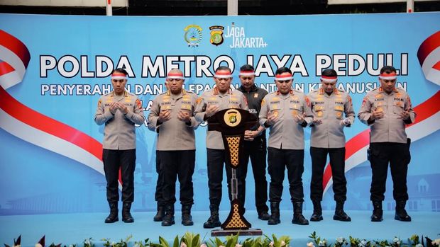 Polda Metro Jaya melepas bantuan 12 truk untuk korban bencana di NTT, Senin (17/8/2026). Bantuan ini dilepas langsung oleh Kapolda Metro Jaya Komjen Asep Edi Suheri.