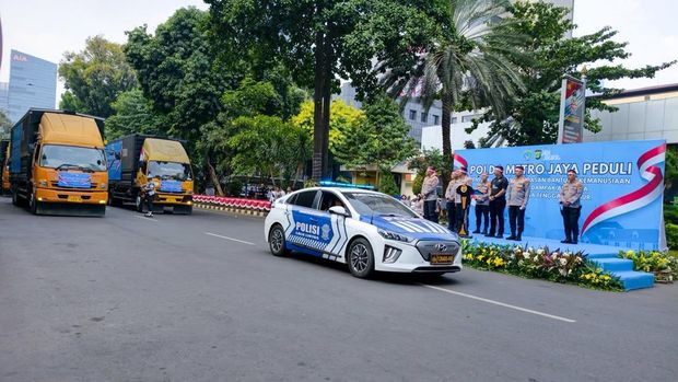 Polda Metro Jaya melepas bantuan 12 truk untuk korban bencana di NTT, Senin (17/8/2026). Bantuan ini dilepas langsung oleh Kapolda Metro Jaya Komjen Asep Edi Suheri.