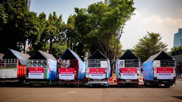 Polda Metro Jaya melepas bantuan 12 truk untuk korban bencana di NTT, Senin (17/8/2026). Bantuan ini dilepas langsung oleh Kapolda Metro Jaya Komjen Asep Edi Suheri.