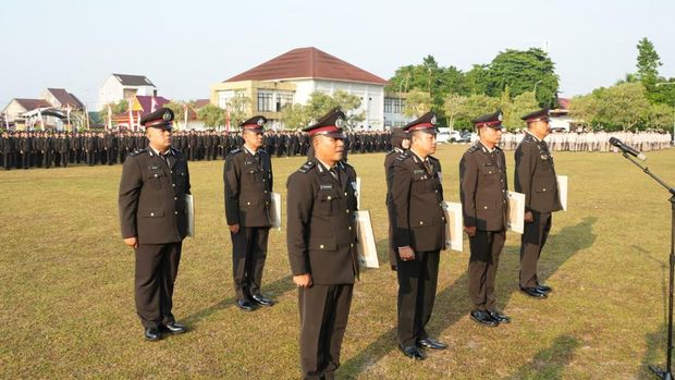 Polda Riau memberikan penghargaan kepada personel yang berkontribusi dalam Ekspedisi Merah Putih Presisi Polda Riau memberikan penghargaan kepada personel yang berkontribusi dalam Ekspedisi Merah Putih Presisi, Senin (17/8/2026).