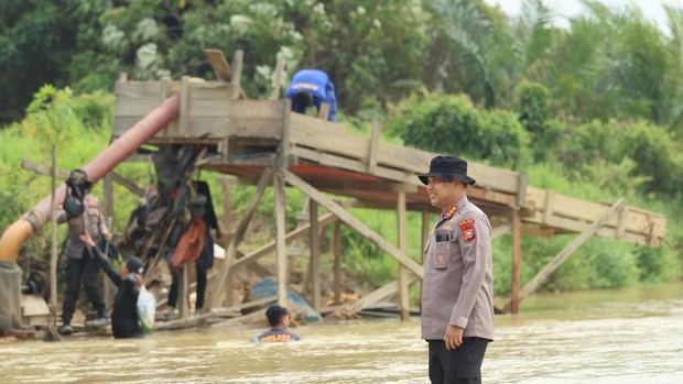 Polda Riau memusnahkan 525 rakit tambang emas ilegal selama 14 hari Operasi PETI Kuantan Merah Putih Presisi 2026.