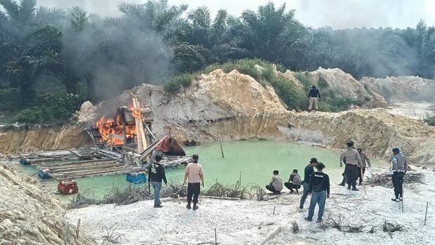 Polda Riau memusnahkan 525 rakit tambang emas ilegal selama 14 hari Operasi PETI Kuantan Merah Putih Presisi 2026.