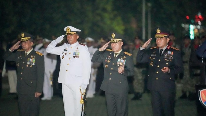 Polda Riau, TNI, dan Forkopimda menggelar Apel Renungan Suci di TMP Pekanbaru sambut HUT ke-81 RI, Senin (17/8/2026) dini hari.