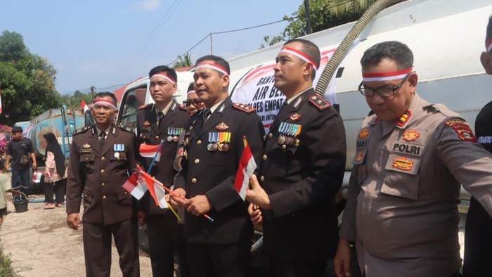 Polda Sumsel Salurkan Air Bersih & Sembako ke Warga Empat Lawang