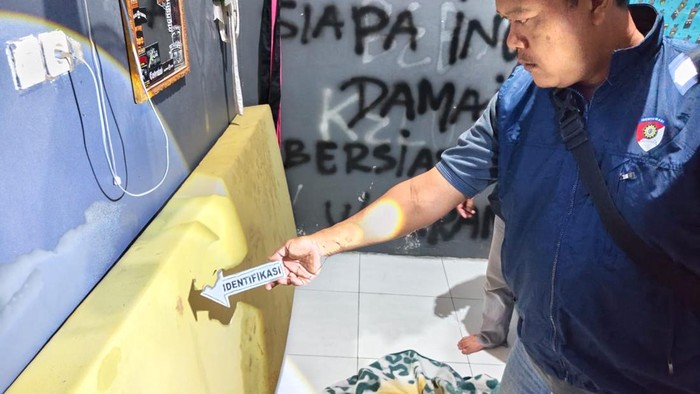 Polisi melakukan olah TKP kasus aborsi di Desa Pandangan Kulon, Kecamatan Kragan, Rembang, Minggu (16/8/2026).