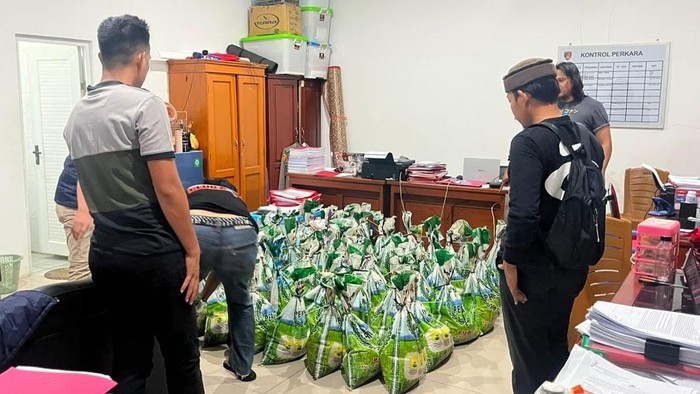 Polisi mengamankan pasir timah