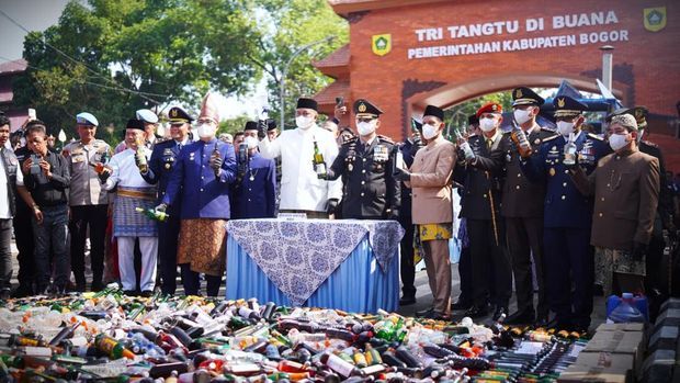 Polres Bogor menggelar pemusnahan barang bukti narkotika dan minuman keras (miras) secara massal usai melaksanakan upacara HUT ke-81 RI.
