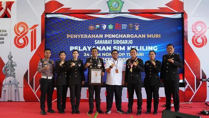 Polresta Sidoarjo meraih MURI atas pelayanan SIM Keliling selama 17 hari nonstop, Senin (17/8/2026).