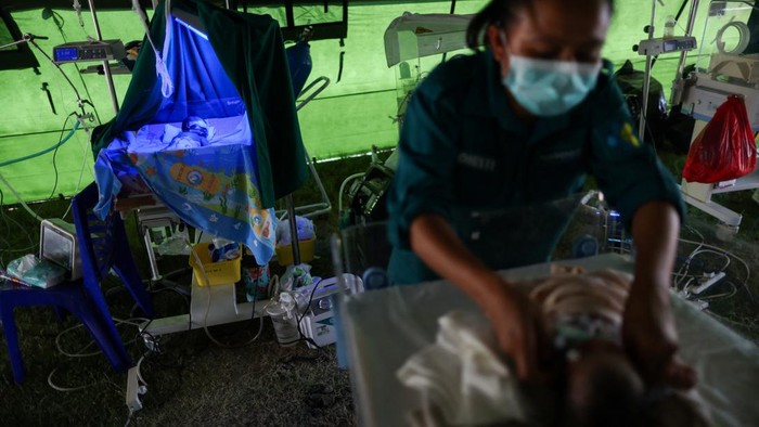 A newborn baby receives light therapy in a makeshift hospital tent outside a damaged hospital, in the aftermath of an earthquake in Nagekeo, East Nusa Tenggara, Indonesia, August 17, 2026. REUTERS/Edgar Su     TPX IMAGES OF THE DAY