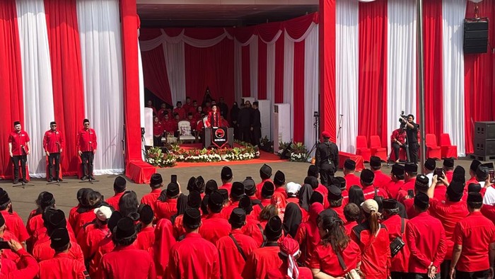 Presiden ke-5 RI sekaligus Ketua Umum PDIP Megawati Soekarnoputri memimpin upacara HUT RI ke-81 di Sekolah Partai PDIP, Jakarta Selatan.