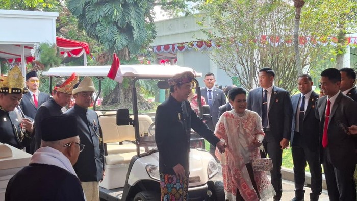 Presiden ke-7 RI Jokowi dan istrinya, Iriana tiba di Istana Negara untuk mengikuti upacara kemerdekaan HUT ke-81 RI, Senin (17/8/2026)
