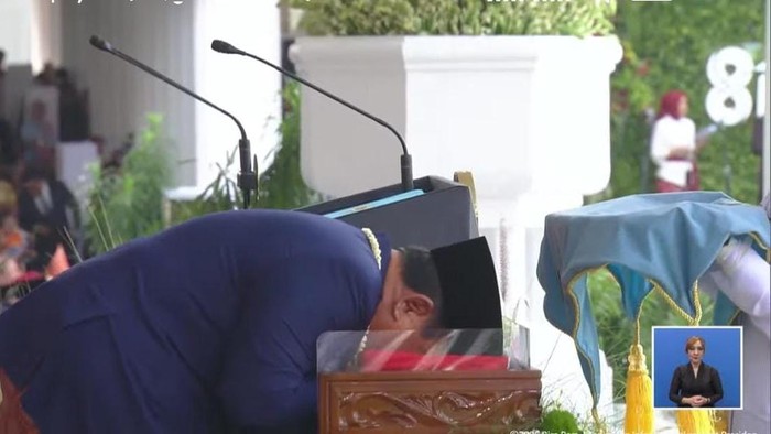 Presiden Prabowo Subianto mencium bendera Merah Putih yang hendak dikibarkan oleh Tim Pasukan Pengibar Bendera Pusaka (Paskibraka) Indonesia Berdaulat (Dok YouTube Setpres).