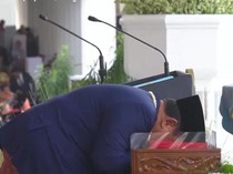 Prabowo Cium Sang Merah Putih yang Hendak Dikibarkan Paskibraka HUT Ke-81 RI