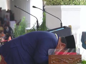 Prabowo Cium Sang Merah Putih yang Hendak Dikibarkan Paskibraka HUT Ke-81 RI