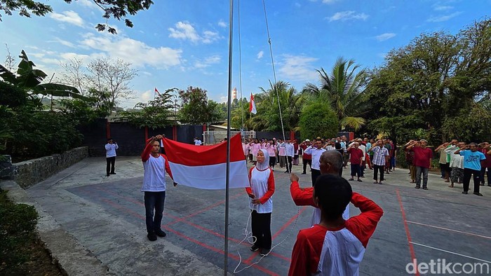 Proses pengibaran bendera di halaman Panti Aura Welas Asih