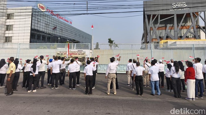 Sejumlah eks buruh saat menggelar upacara HUT ke-81 RI di depan Pabrik PT Sritex, Kabupaten Sukoharjo, Senin (17/8/2026).
