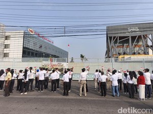 Eks Buruh Sritex Upacara 17 Agustus di Depan Pabrik, Harap Pesangon Dibayarkan