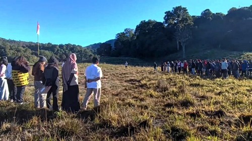 Puluhan pendaki mengikuti upacara bendera peringatan hari kemerdekaan Republik Indonesia di Savana Propok, Desa Bebidas, Kecamatan Wanasaba, Lombok Timur, NTB, Senin (17/8/2026) foto (Dok. Pengelola Savana Propok)
