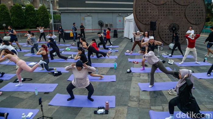 Bertepatan dengan akhir pekan perayaan HUT ke-81 Kemerdekaan Indonesia, warga mengikuti sesi Mat Pilates outdoor sebagai bagian dari perayaan semangat kemerdekaan.