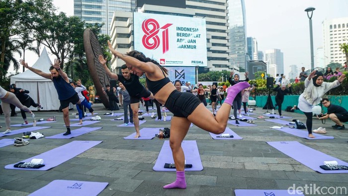 Bertepatan dengan akhir pekan perayaan HUT ke-81 Kemerdekaan Indonesia, warga mengikuti sesi Mat Pilates outdoor sebagai bagian dari perayaan semangat kemerdekaan.