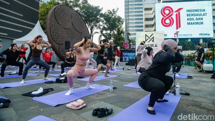 Bertepatan dengan akhir pekan perayaan HUT ke-81 Kemerdekaan Indonesia, warga mengikuti sesi Mat Pilates outdoor sebagai bagian dari perayaan semangat kemerdekaan.