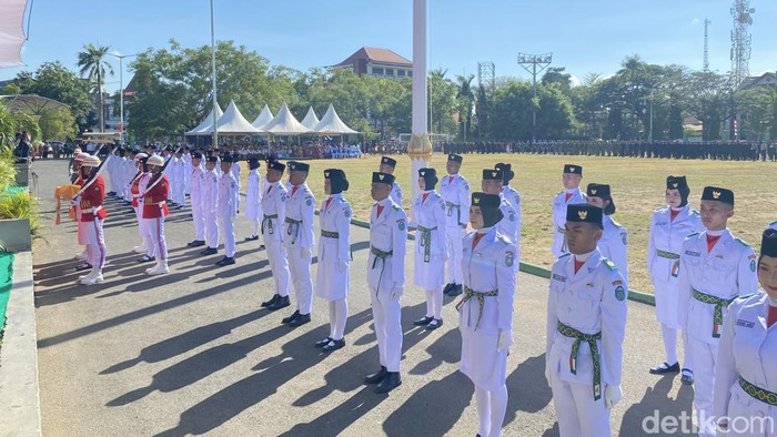 Purna Paskibra tahun 2025 ikut dalam barisan mengawal pengibaran bendera.