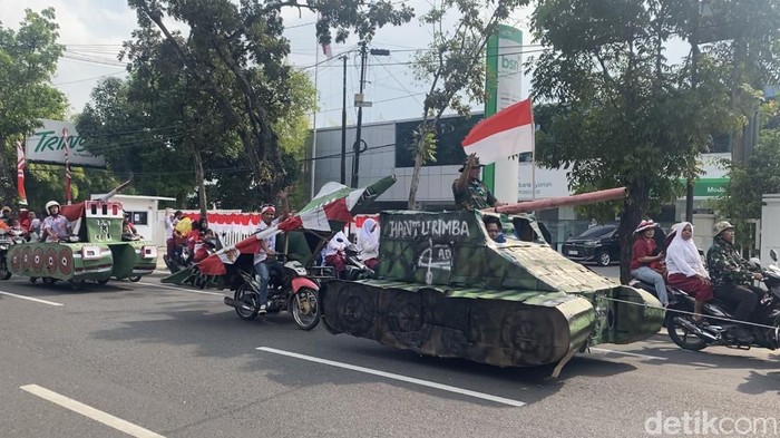 Ratusan Warga Medan Konvoi HUT RI ke-81, Bawa Replika Tank hingga Pesawat Tempur (Mhd Ilham Pradilla/detikcom)
