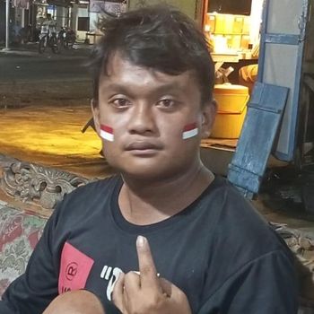 Remaja di Mempawah terjatuh dari pikap saat pemasangan bendera merah putih sambut hari kemerdekaan. (dok Istimewa) Remaja di Mempawah terjatuh dari pikap saat pemasangan bendera merah putih sambut hari kemerdekaan. (dok Istimewa)