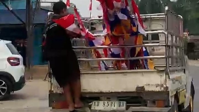 Remaja di Mempawah terjatuh dari pikap saat pemasangan bendera merah putih sambut hari kemerdekaan. (dok Istimewa)