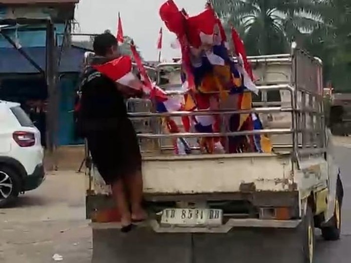 Remaja di Mempawah terjatuh dari pikap saat pemasangan bendera merah putih sambut hari kemerdekaan. (dok Istimewa)