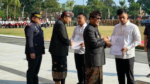 Perwakilan warga binaan Lapas Kelas IIB Tabanan yang dinyatakan bebas setelah mendapat remisi di HUT ke-81 RI, di Lapangan Alit Saputra, Tabanan, Senin (17/8/2026).