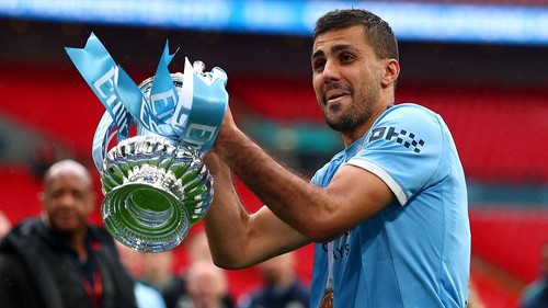 LONDON, ENGLAND - MAY 16: Rodri of Manchester City celebrates with the trophy at full-time following the Emirates FA Cup Final match between Chelsea and Manchester City on May 16, 2026 in London, England. (Photo by Chris Brunskill/Fantasista/Getty Images)