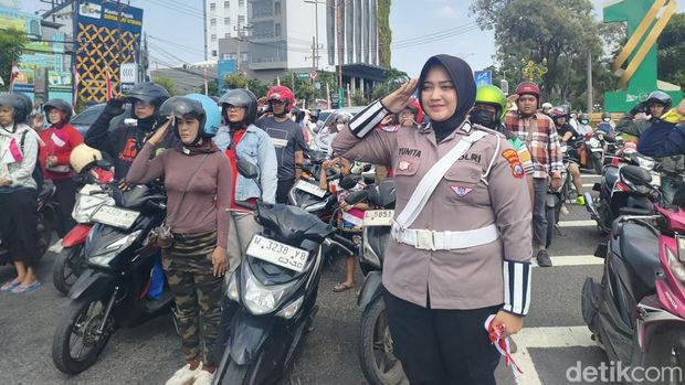 Satlantas Sidoarjo Ajak Warga Khidmat Peringati Detik-Detik Proklamasi Satlantas Sidoarjo Ajak Warga Khidmat Peringati Detik-Detik Proklamasi