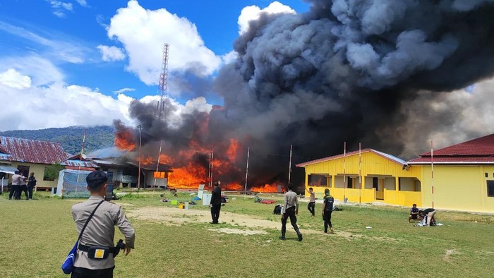 Sebanyak 17 barak bujang Polre Mamberamo Tengah, Papua Pegunungan, ludes terbakar.