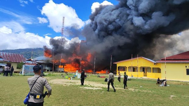 Sebanyak 17 barak bujang Polre Mamberamo Tengah, ludes terbakar. Sebanyak 17 barak bujang Polre Mamberamo Tengah, Papua Pegunungan, ludes terbakar.