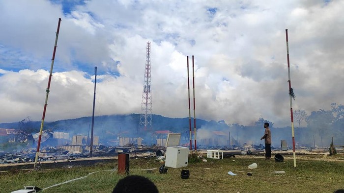Sebanyak 46 orang mengungsi setelah 17 barak bujang Polres Mamberamo Tengah terbakar diduga akibat korsleting listrik.