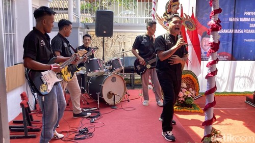 Semara Band warga binaan Rutan Kelas IIB Klungkung tampil  di acara penyerahan remisi HUT Kemerdekaan RI di Klungkung, Bali, Senin (17/8/2026).